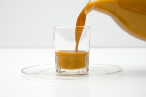 サジージュースを注ぐ写真