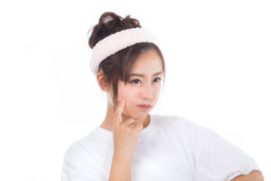 悩む女性の写真