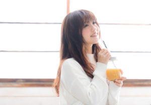 ジュースを味わう女性の画像