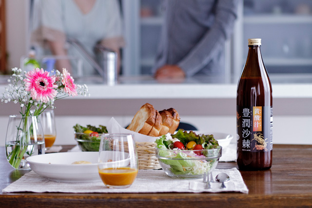 サジージュースの並ぶ食卓