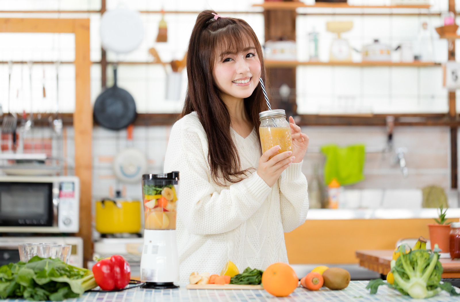 ジュースを飲もうとする女性