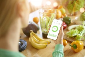 スマホを見る女性