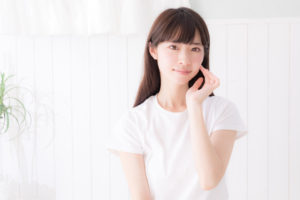 肌の調子を確かめる女性