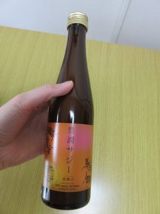 豊潤サジーを持つ画像