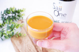 サジーワンをコップに注いだ画像