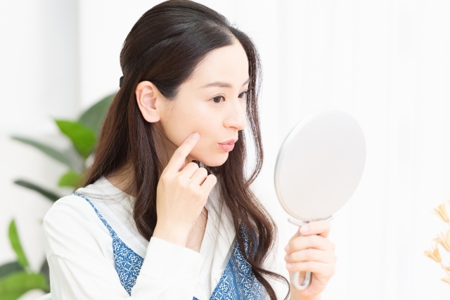 鏡を見る女性