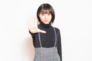 NGのポーズの女性