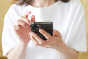 スマホで検索する女性