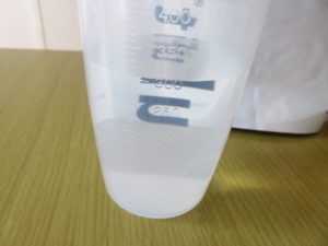 シェイカーに水を入れた画像