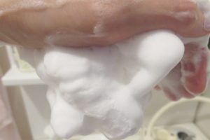 オルビスユードット洗顔泡を逆さにした写真