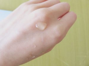 天使のララを手に塗ってみた