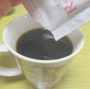 天使のララをコーヒーに入れた写真
